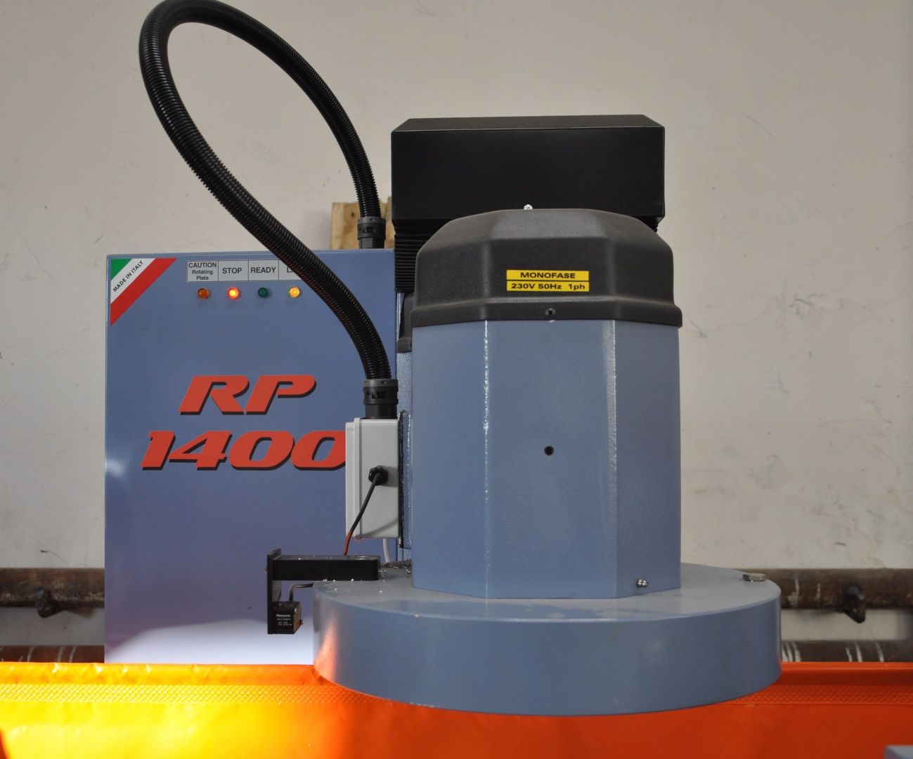 Шлифовальный станок для обработки плоскостей ГБЦ Comec RP 1400